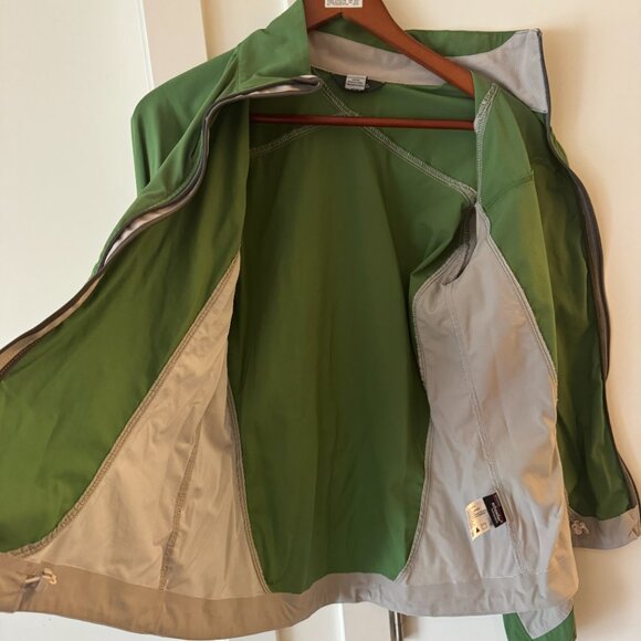 MEC Mountain Equipment Co-op Medium Windbreaker - Picture 10 of 12